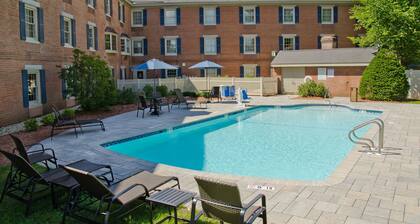 Holiday Inn Express & Suites Merrimack – Nashua by IHG