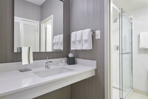 Combined shower/tub, free toiletries, hair dryer, towels - Courtyard by Marriott Chicago Oakbrook Terrace (Villa Park)