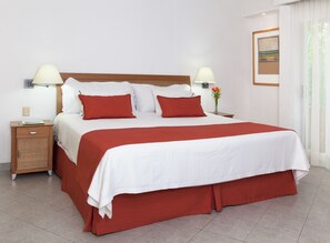 Caja de seguridad en la habitación, escritorio y cortinas blackout 