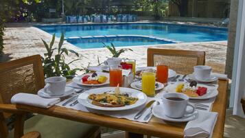 Desayuno a la carta (MXN 245 por persona)