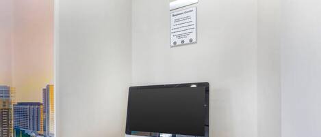 Escritorio de centro de negocios con una computadora, teclado y ratón.