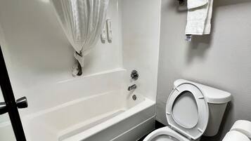 Kamar Standar, 1 Tempat Tidur King, Bebas Asap Rokok | Kamar mandi | Perlengkapan mandi gratis, pengering rambut, dan handuk