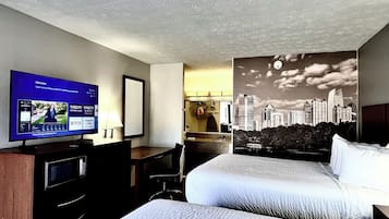 Kamar Standar, 2 Tempat Tidur Queen, Boleh Merokok | Meja kerja, ruang kerja ramah laptop, dan setrika/meja setrika