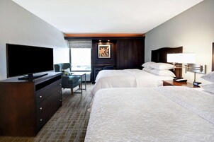 Caja de seguridad en la habitación y tabla de planchar con plancha 