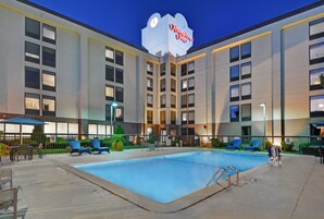 Una piscina al aire libre de temporada