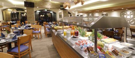 Daily buffet breakfast (MXN 220 per person)