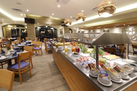 Café da manhã com buffet todos os dias (MXN 220 por pessoa) . Holiday Inn Monterrey Norte by IHG