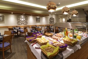 Petit déjeuner buffet servi tous les jours en supplément