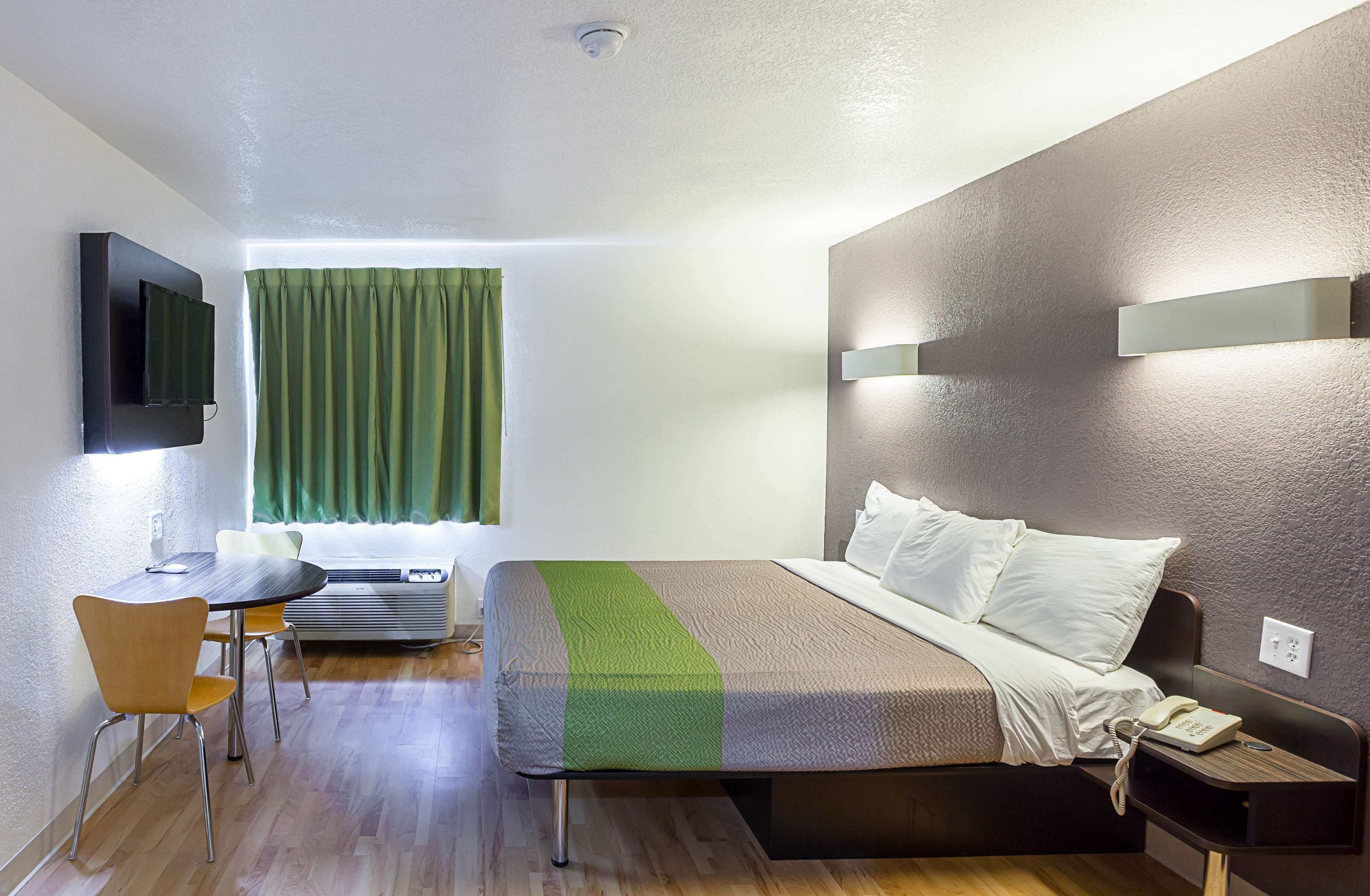 办公桌、熨斗/熨衣板、WiFi、床单