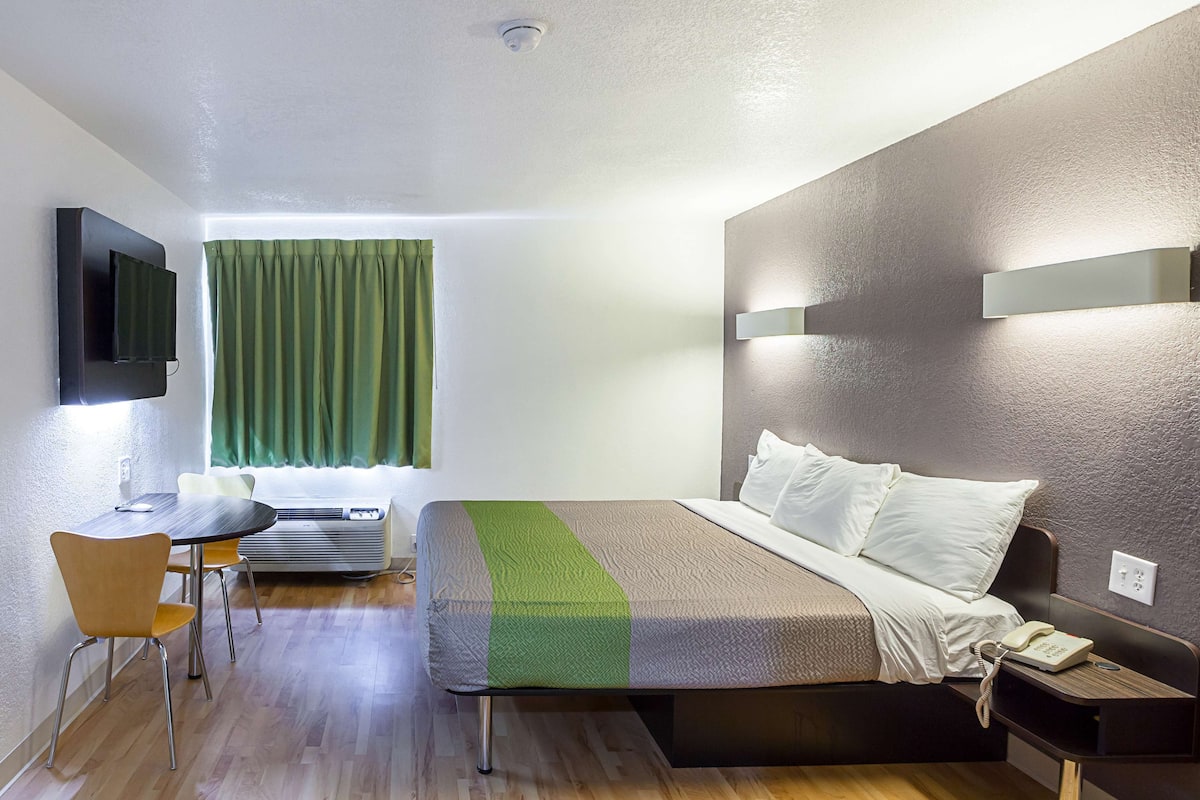 Escritorio, tabla de planchar con plancha, wifi y ropa de cama