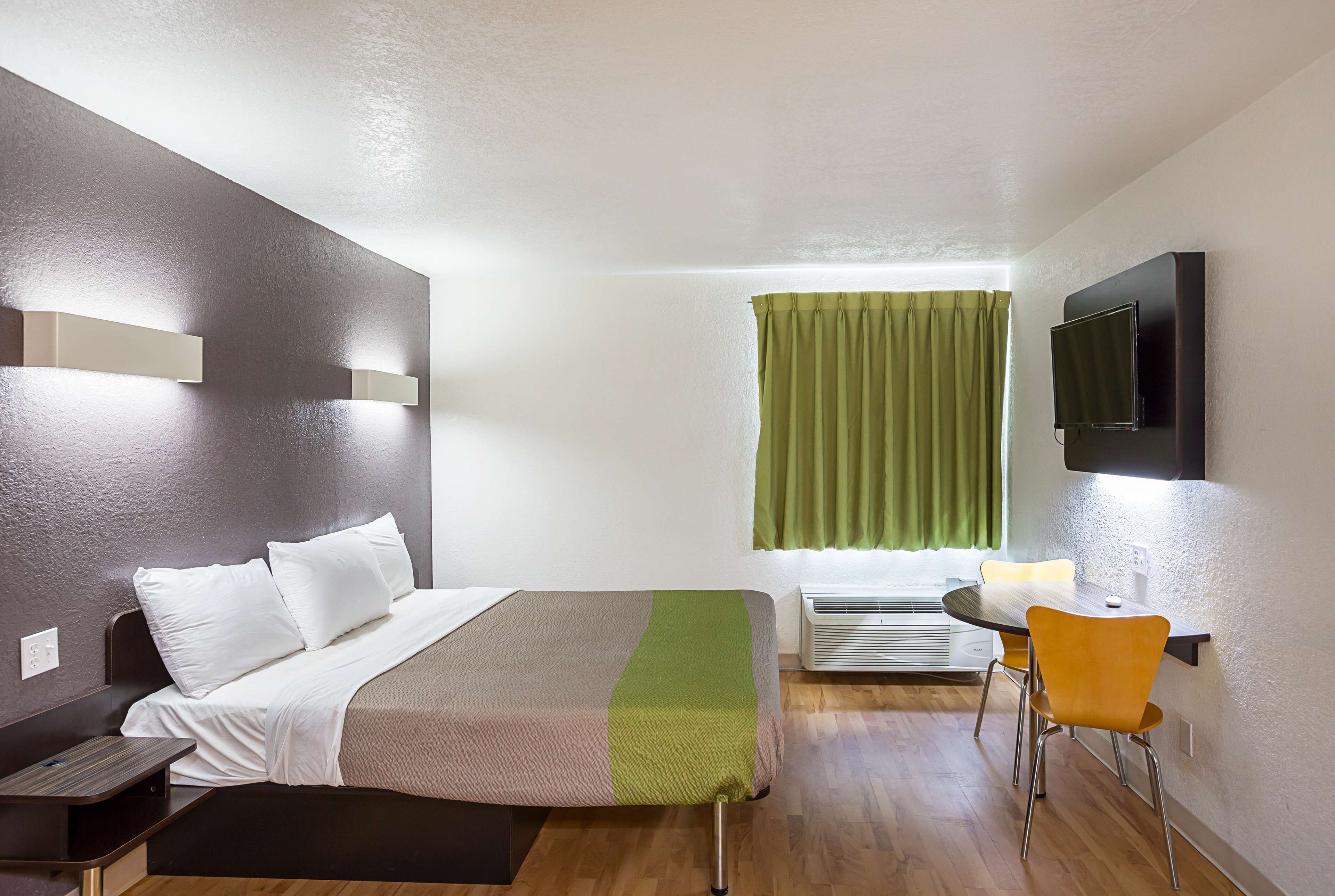 办公桌、熨斗/熨衣板、WiFi、床单