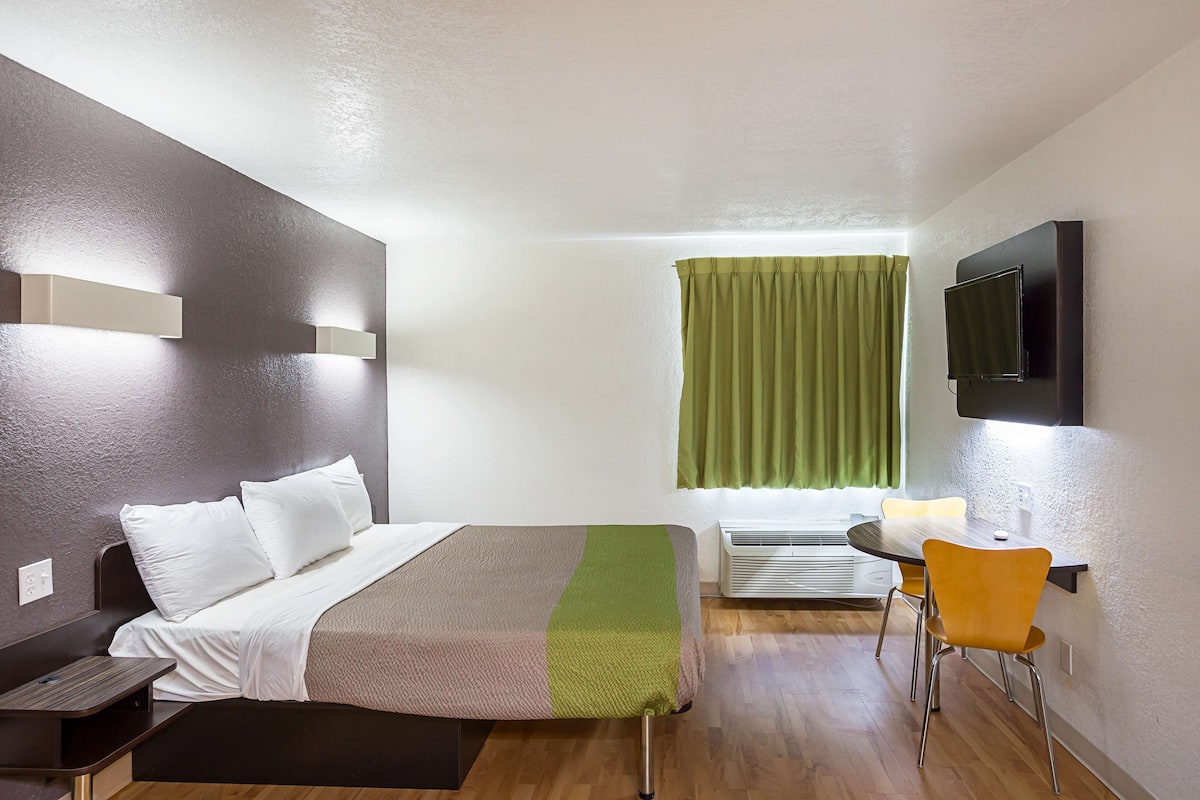 Escritorio, tabla de planchar con plancha, wifi y ropa de cama