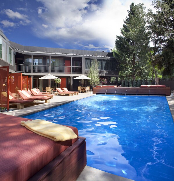 Außenpool, Sonnenschirme, Liegestühle