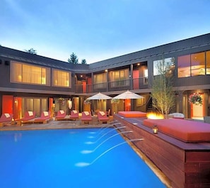 Outdoor pool, pool umbrellas, sun loungers - Hotel Aspen (Aspen)