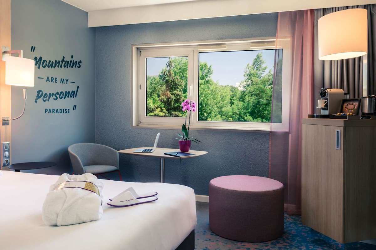 Ropa de cama de alta calidad, camas con pillow-top y minibar