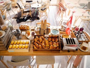 Se sirven desayunos, comidas y cocina regional con vista a la alberca