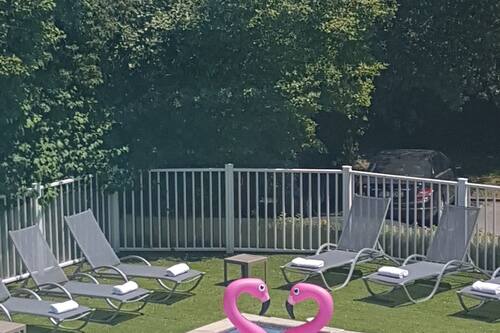 Una piscina al aire libre, tumbonas