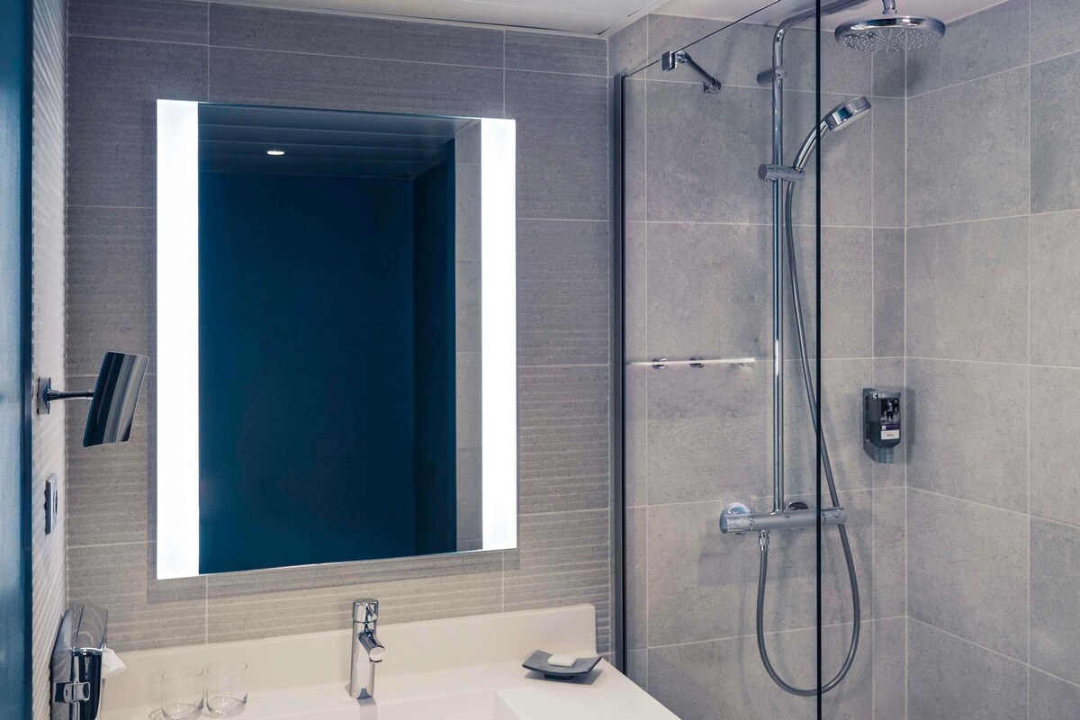 Peralatan tempat tidur premium, tilam berlapik, bar mini 