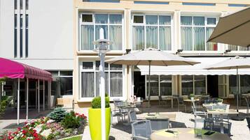 Petit déjeuner, déjeuner et dßner servis sur place, vue sur la piscine