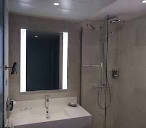 Articles de toilette écologiques, sèche-cheveux, serviettes fournies