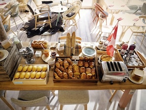 Petit déjeuner buffet servi tous les jours en supplément