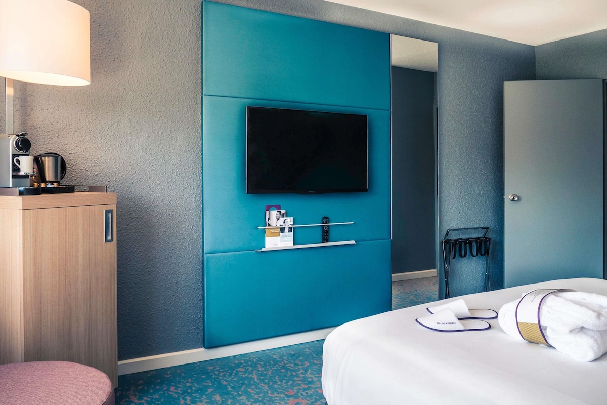 Privilege, Room, 1 Double Bed | Premium bedding, pillowtop beds, minibar, in-room safe
