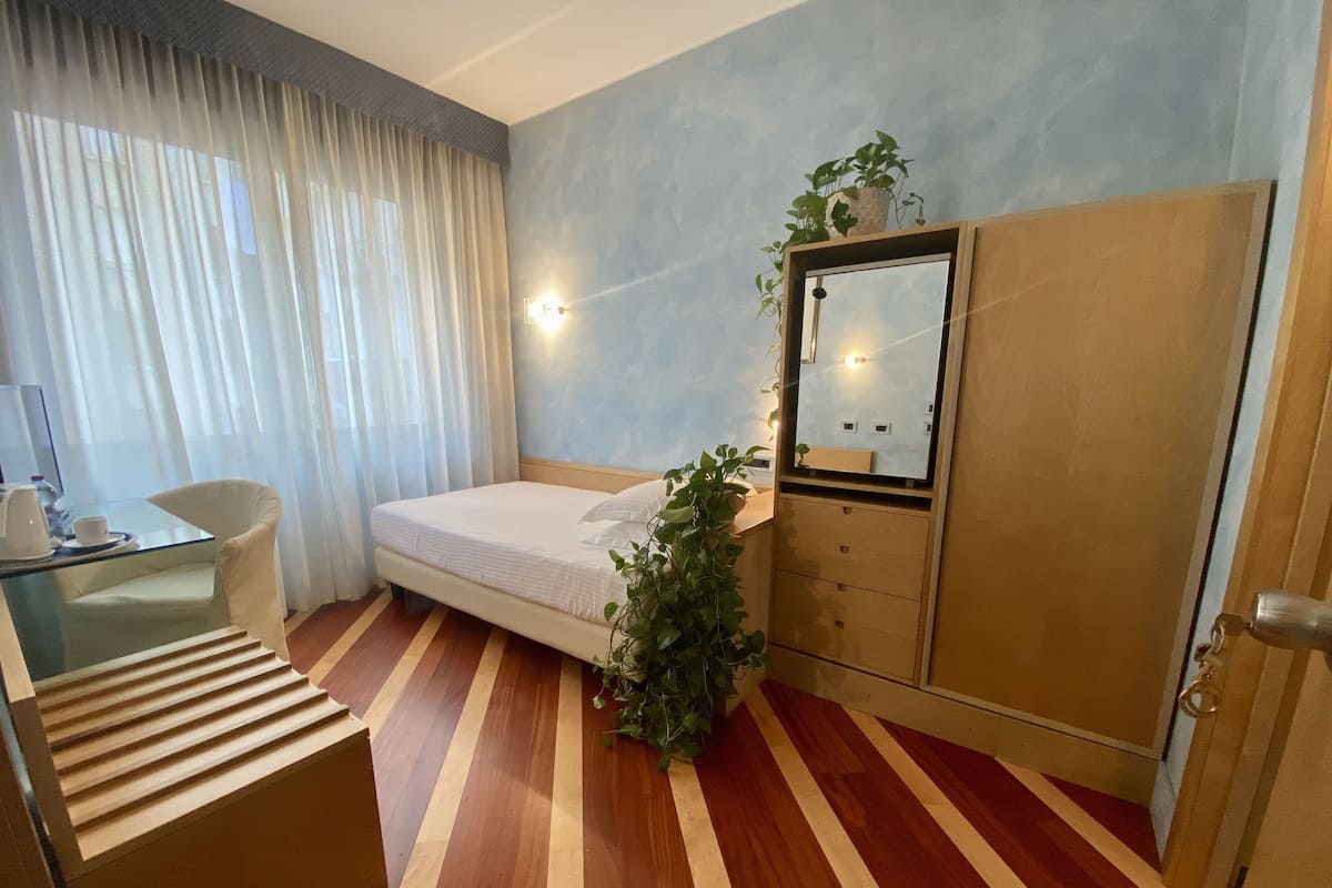 Single Room | Hypo-allergenic bedding, minibar, in-room safe, desk