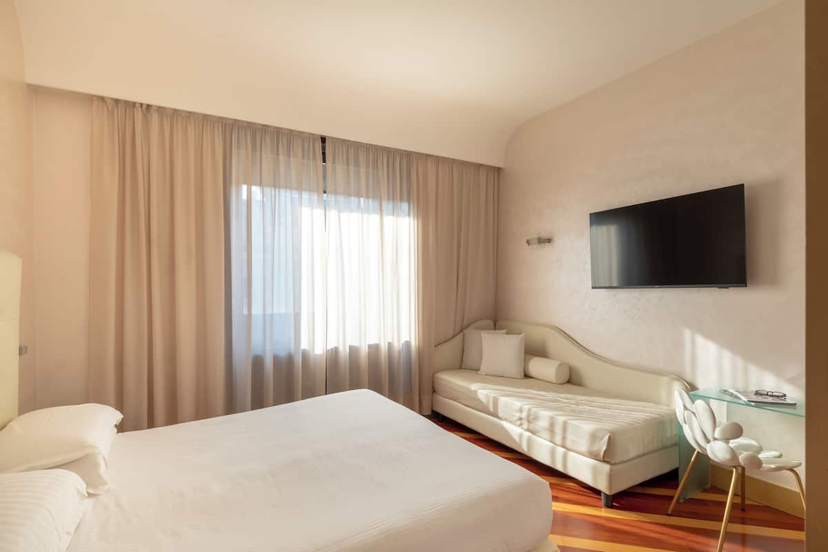 Allergikerbettwaren, Minibar, Zimmersafe, Schreibtisch