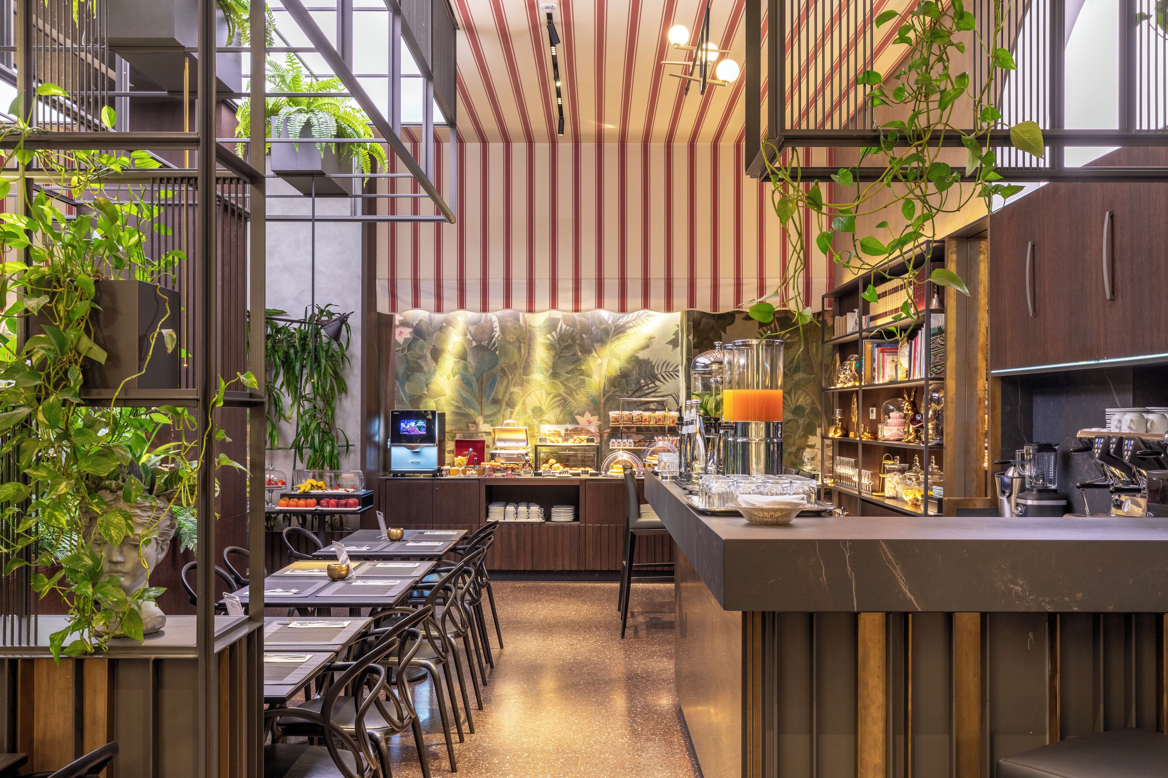 Petit déjeuner buffet (15 EUR par personne)