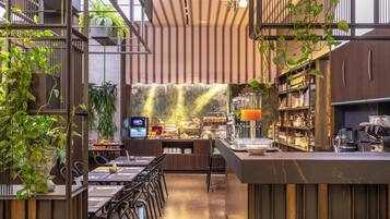 Petit déjeuner buffet (15 EUR par personne)