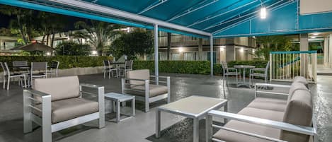 Een terras met buitenmeubilair in moderne stijl en een overdekte patio.