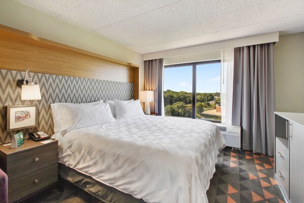 Desk, blackout drapes, soundproofing, iron/ironing board - Holiday Inn Chicago Nw Crystal Lk Conv Ctr by IHG (Crystal Lake)