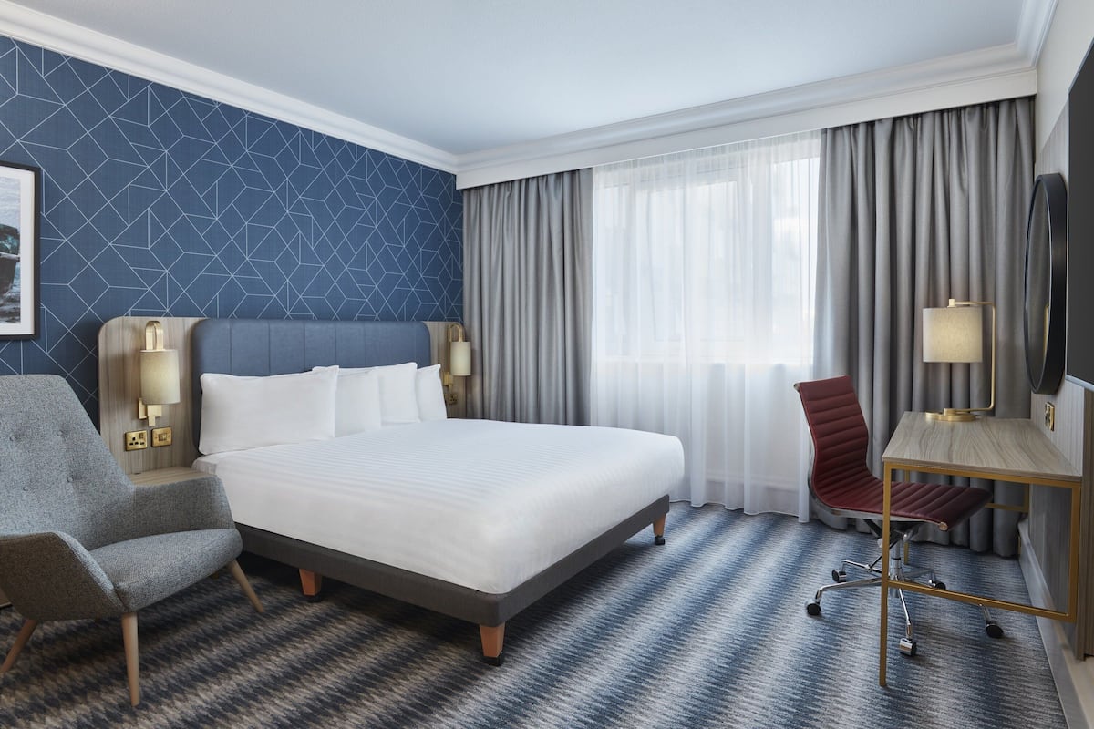 Hypo-allergenic bedding, in-room safe, desk, laptop workspace