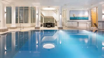 Indoor pool, sun loungers