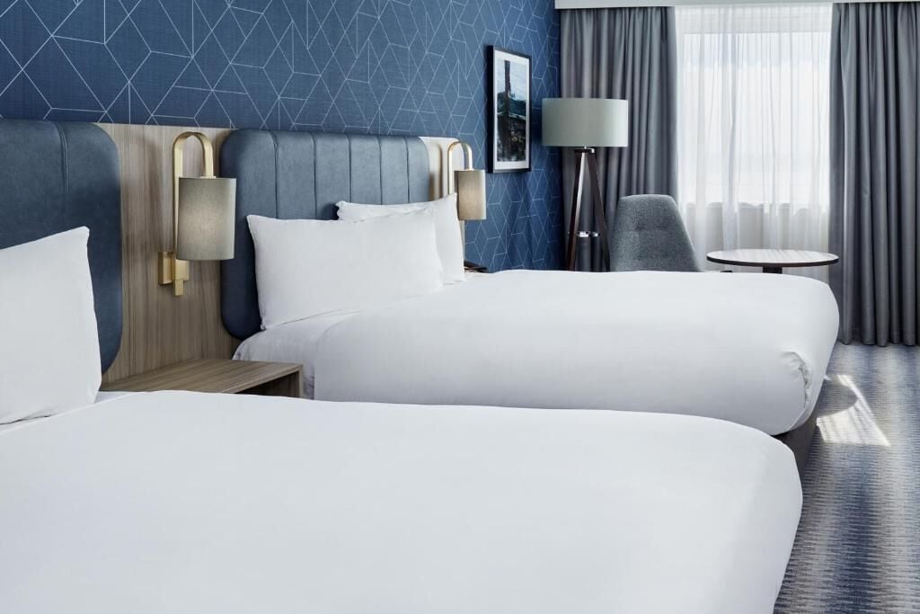 Standaard driepersoonskamer | Hypoallergeen beddengoed, een kluis op de kamer, een bureau