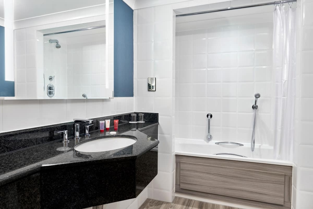 Combined shower/tub, free toiletries, hair dryer, towels