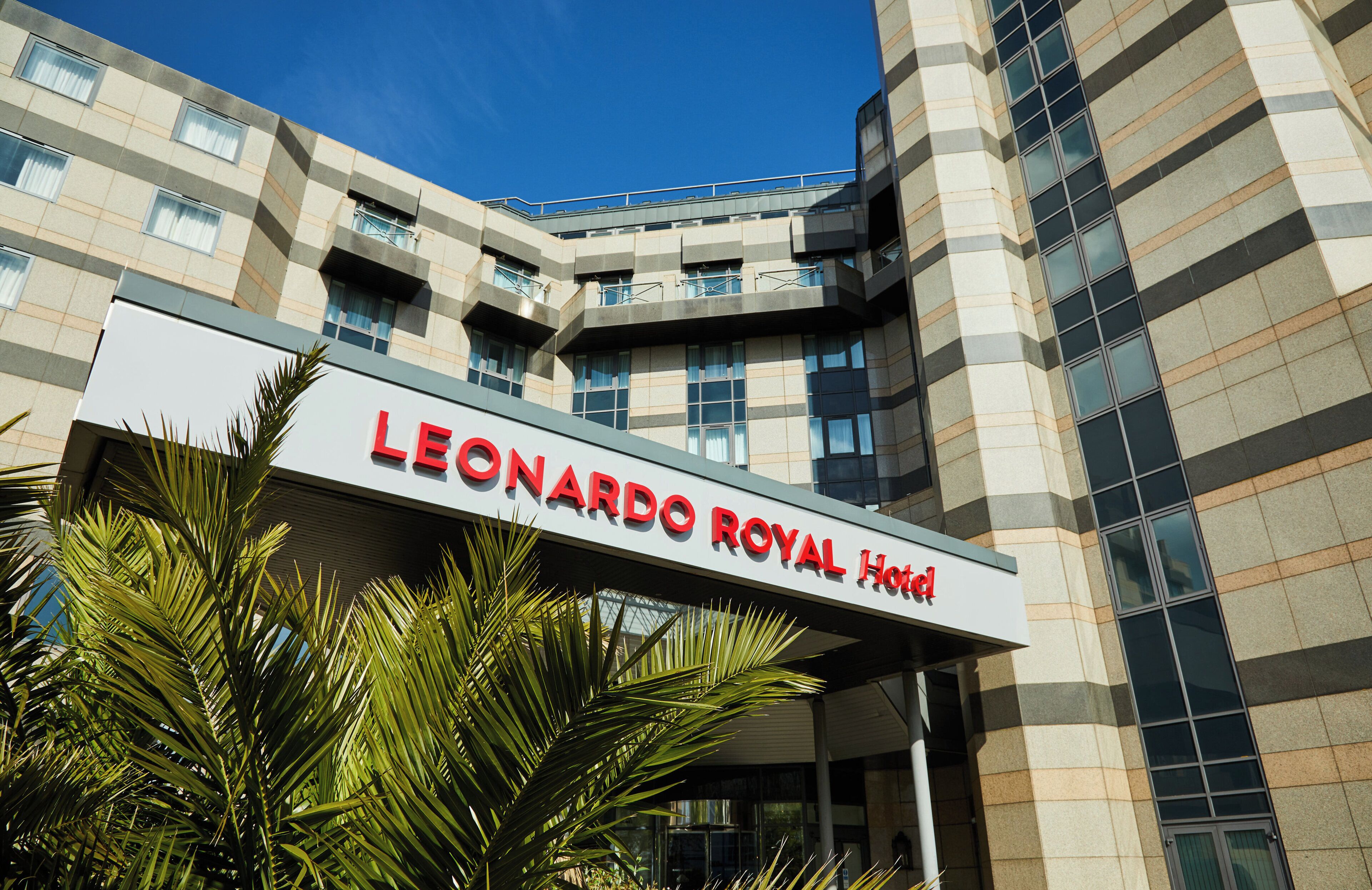 Das Hotel Leonardo Royal mit moderner Architektur, darunter eine markante Schautafel und eine Reihe von Balkonen.