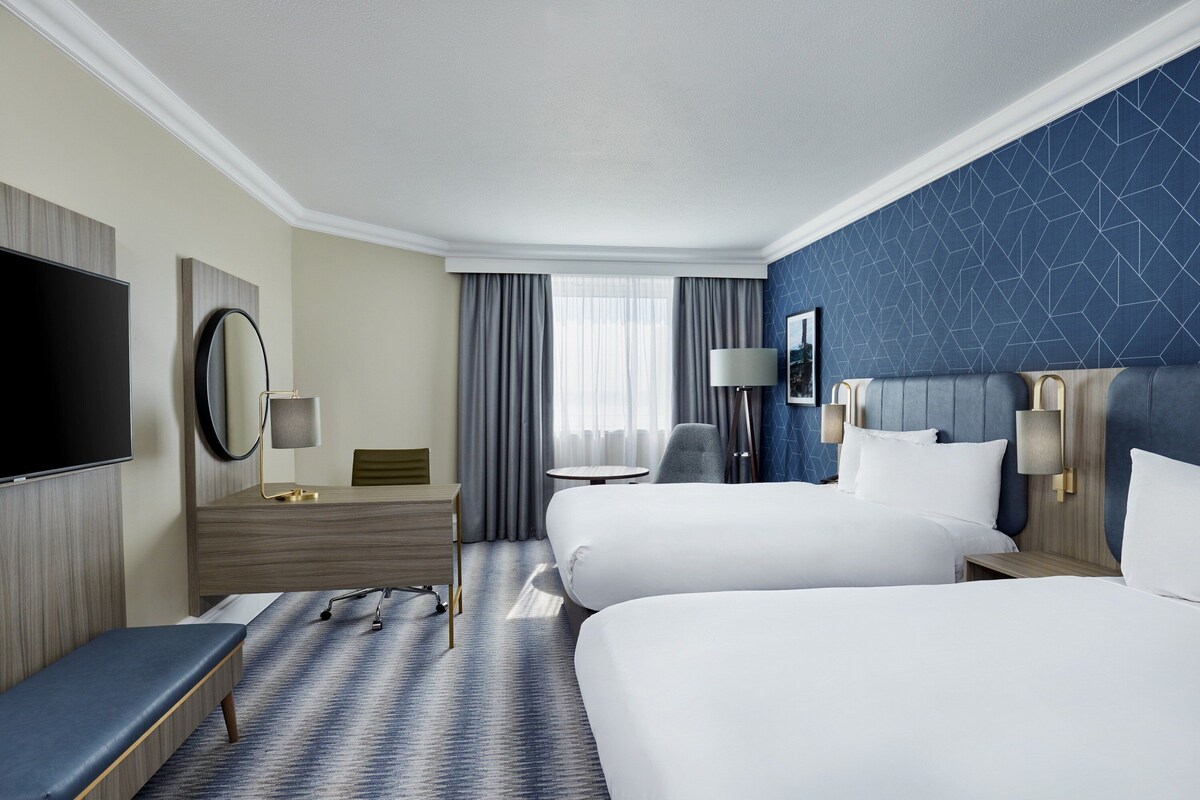 Hypo-allergenic bedding, in-room safe, desk, laptop workspace
