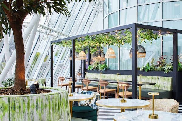 Con vista al jardín, abre todos los días