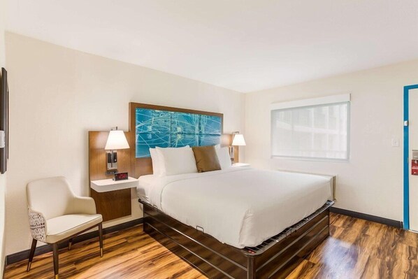 Desk, laptop workspace, iron/ironing board, free WiFi - Red Lion Inn & Suites Nashville Airport (Nashville)