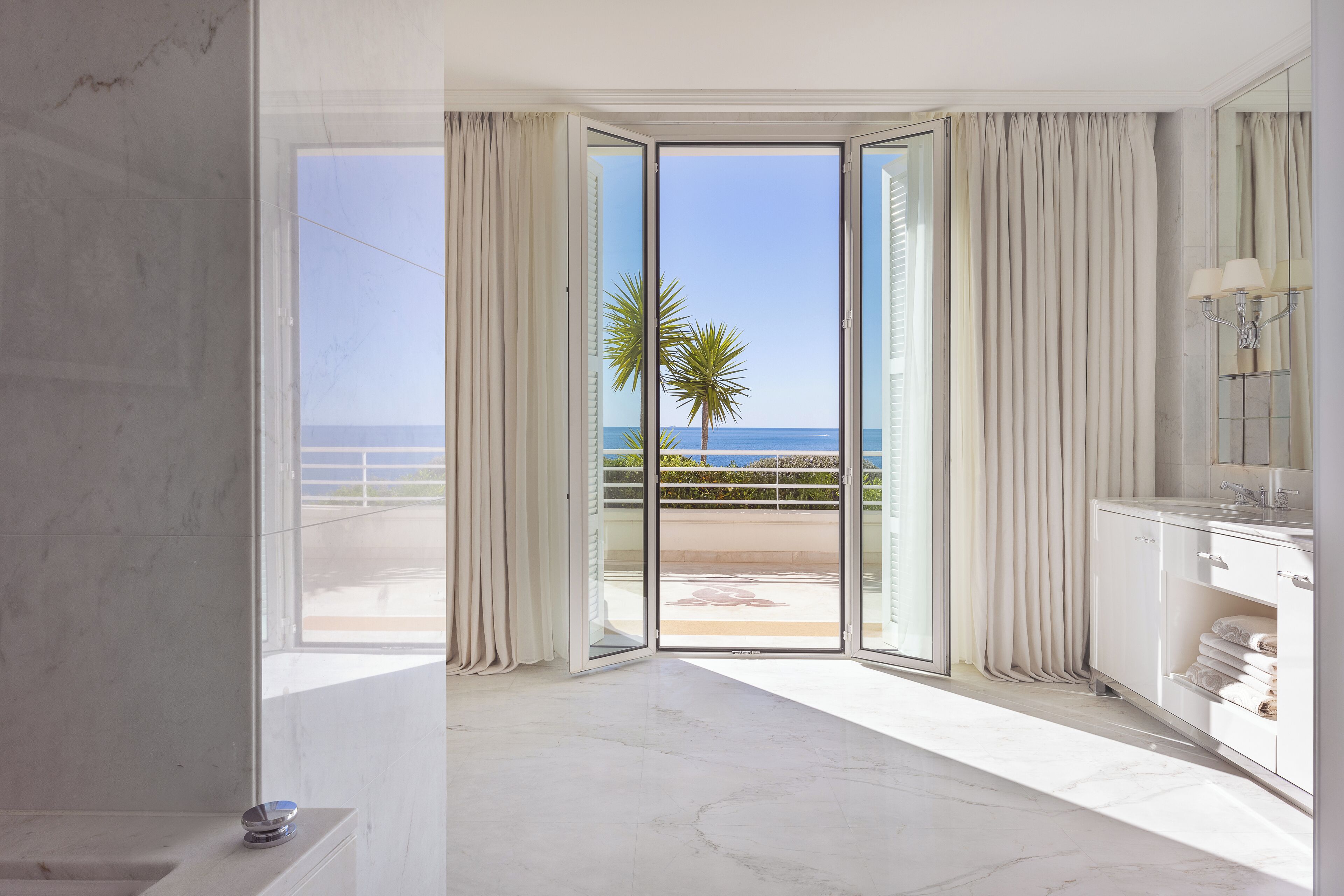 Suite (French Riviera) | Badkamer | Een douche, designer toiletartikelen, een haardroger, badjassen