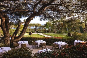 3 restaurants, breakfast, lunch, dinner served; French cuisine 
