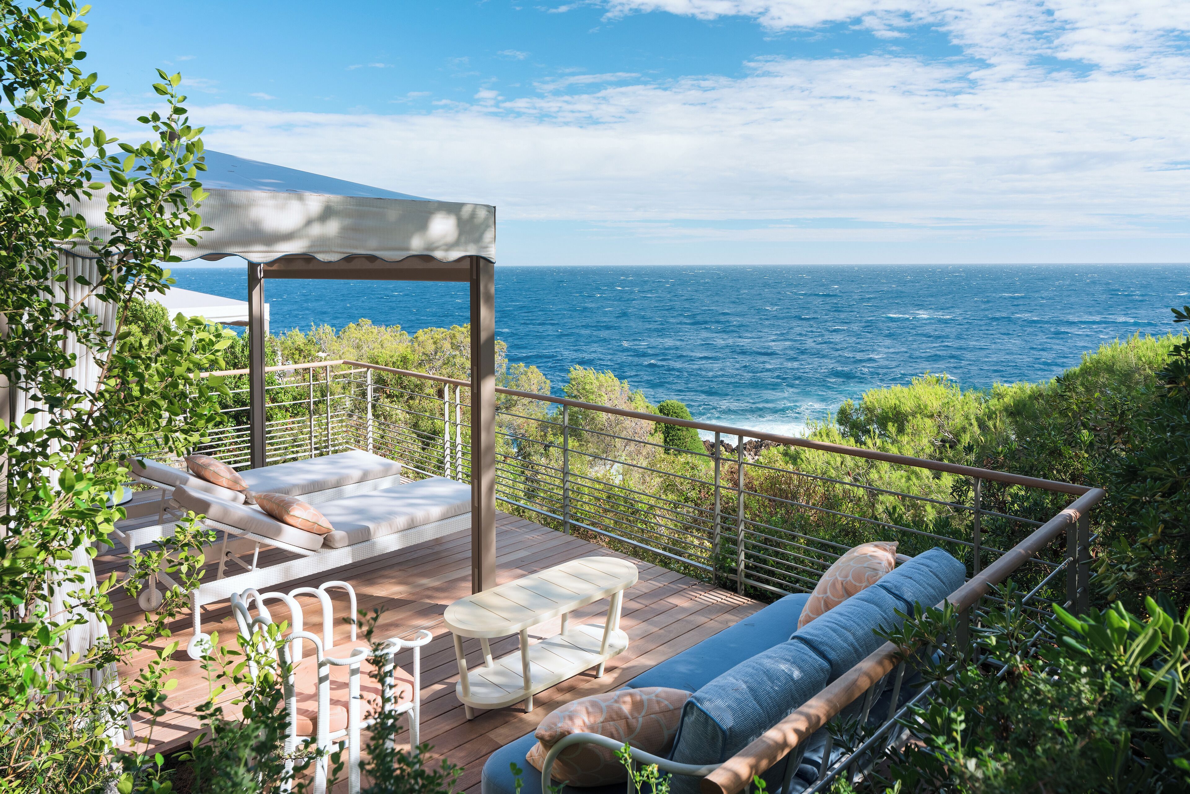 Indendørs pool, udendørs pool, parasoller, liggestole