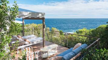 Alberca techada, alberca al aire libre y sombrillas en la alberca