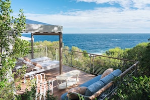 Piscine couverte, piscine extérieure, parasols de plage, chaises longues
