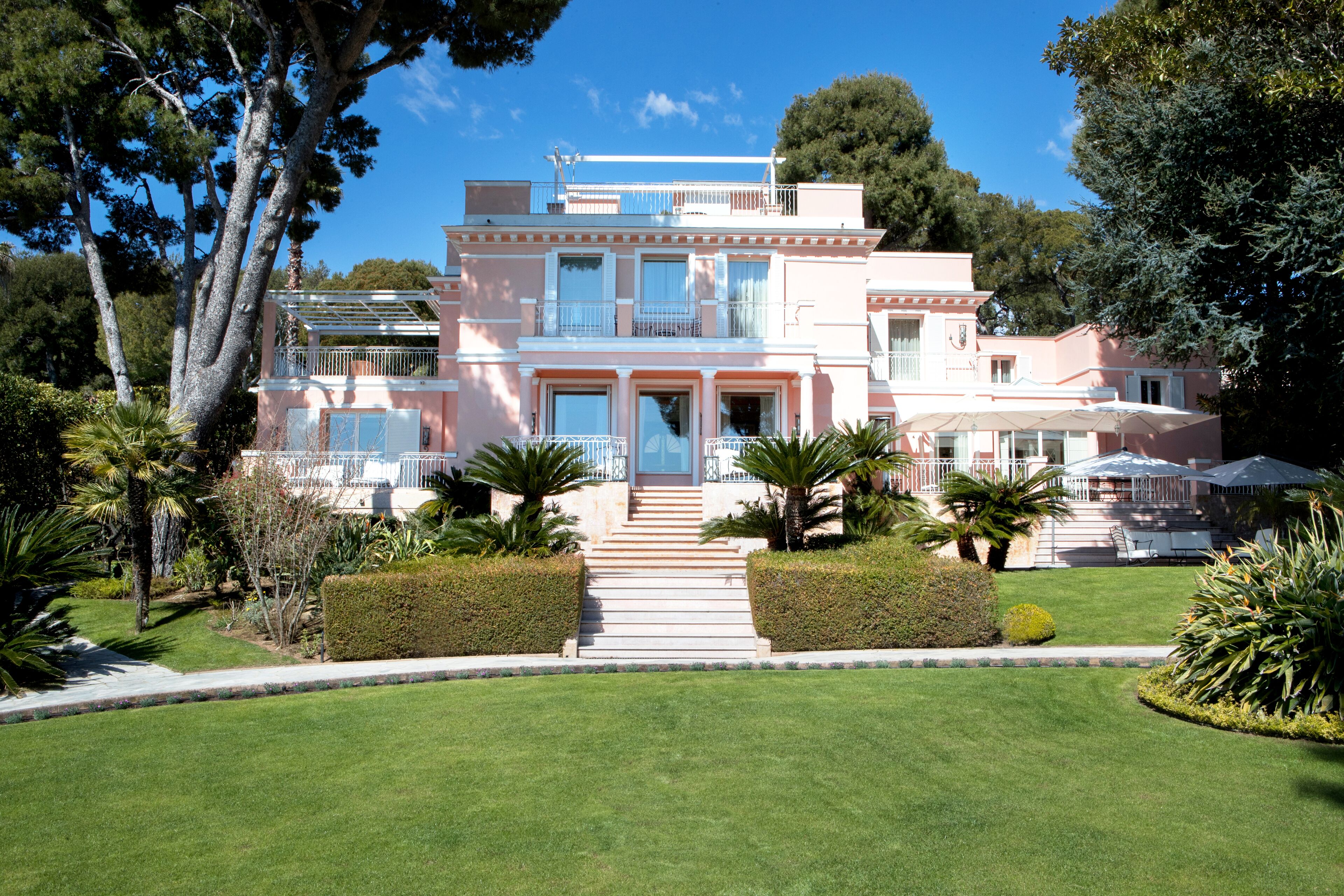 Villa (Rose Pierre)