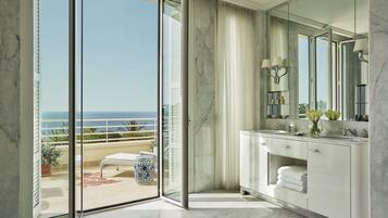 Regadera, amenidades de baño de diseñador, secadora de cabello, batas