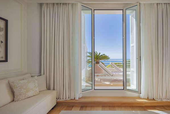 Suite (French Riviera) | Zona de estar | Una televisión de pantalla plana