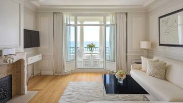 Suite (Grand-Hotel) | Zona de estar | Televisión de pantalla plana de 32 cm con canales por cable