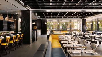 2 restaurants servant le petit déjeuner, spécialités Cuisine japonaise